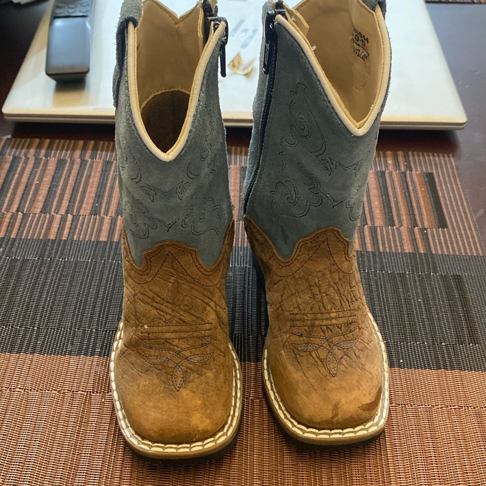 Cody James kids boots. Size 6